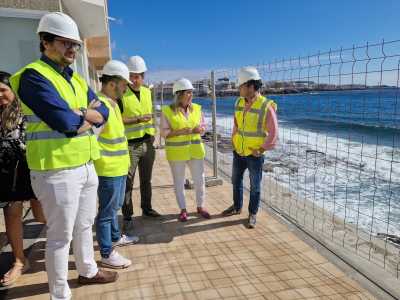 El Ayuntamiento de Telde comprueba los avances en la instalación del botaolas que protegerá la avenida de Salinetas