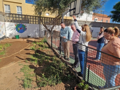 El alcalde y el concejal de Educación apuntan las necesidades del CEIP María Jesús Ramírez