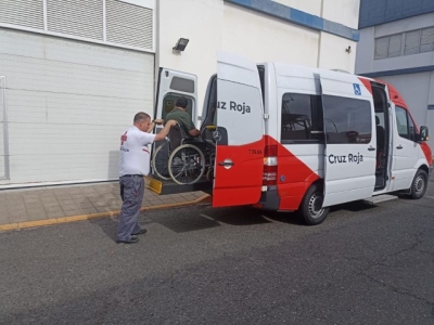 Cruz Roja en Canarias ofrece el servicio de transporte adaptado y sociosanitario para que las personas con movilidad reducida puedan ejercer su derecho al voto