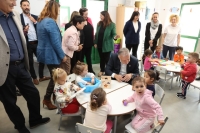 Torres subraya la importancia de la educación infantil gratuita de 0 a 3 años y del modelo integrador de las islas tras visitar el CEIP Concepción Rodríguez