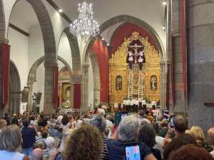 La Bajada del Santo Cristo de Telde llena de emoción y recogimiento la Basílica de San Juan