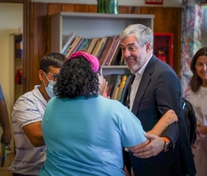 Clavijo visita el Centro de Adultos Hermano Pedro para trasladar el apoyo del Gobierno a su labor social