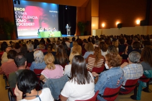 Lleno en el Centro Cultural Guaires para el simposio sobre la protección de niños y adolescentes frente a la violencia