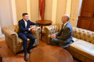 Teodoro Sosa recibe a Antonio Llorens, viceconsejero de Administraciones del Gobierno de Canarias