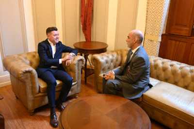 Teodoro Sosa recibe a Antonio Llorens, viceconsejero de Administraciones del Gobierno de Canarias