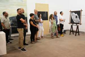 Éxito de participación en la visita comentada de la exposición “La Memoria de la Fragilidad” en la Casa de la Cultura de Guía