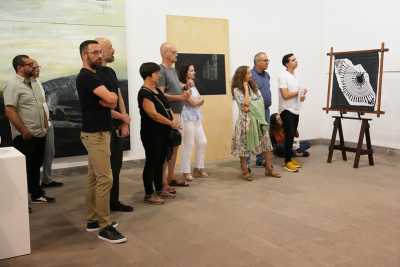 Éxito de participación en la visita comentada de la exposición “La Memoria de la Fragilidad” en la Casa de la Cultura de Guía