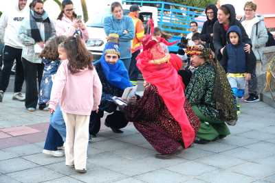 Los Pajes de Sus Majestades de Oriente llenan de ilusión los barrios de Guía en la primera jornada de su Paseo Real