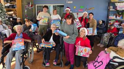 Pequeño Valiente regala juegos e ilusión en la residencia Genoveva Pérez