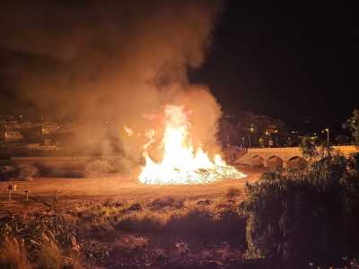 La UD Telde enciende la tradicional hoguera de San Juan de cuatro metros de altura ante la mirada de miles de personas