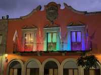 El Ayuntamiento ilumina su fachada con los colores de la bandera LGTBIQ+