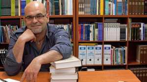 Las tres grandes obras que consagraron a Alexis Ravelo se presentan en forma de trilogía en la Biblioteca Insular