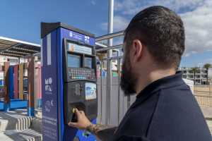 Mogán estrena nuevo sistema de pago  en efectivo para hamacas y sombrillas