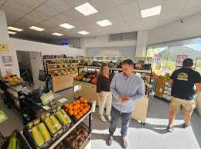 El alcalde de Telde visita la nueva tienda de la frutería Tilico junto al Punto Fielato