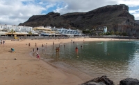 El Ayuntamiento mejorará la accesibilidad al baño en la playa de Mogán