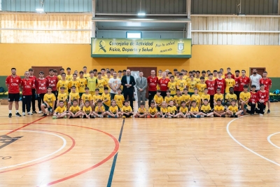 Teodoro Sosa, Aridany Romero y Ancor Bolaños realizan una visita a un entrenamiento del Balonmano Gáldar