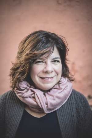 Lara López reúne más de dos décadas de escritura fragmentaria y elusiva en su nuevo poemario ‘Retrogradaciones’