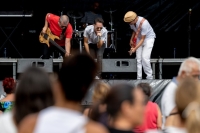 Miles de personas bailan en un domingo familiar en el Festival Sardina Viva