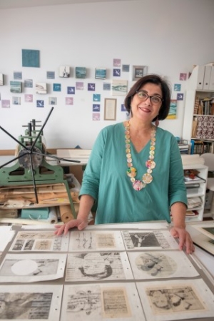 La obra de Tomás Morales abre un diálogo entre la palabra, el pincel y el papel, gracias al taller de Paqui Martín en su Casa-Museo