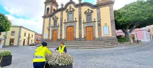 Los trabajadores del Programa de Empleo Social mejoran la imagen de los espacios públicos de Santa María de Guía