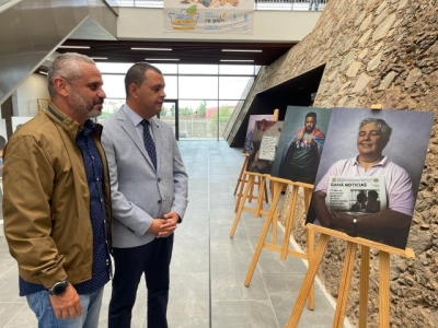 La exposición de fotografías ‘Orgullo de Vidas’ de Asiria Álvarez se puede visitar en el Mercado de Guía hasta este domingo