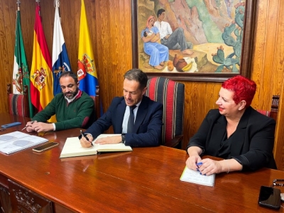 El consejero de Transición Ecológica, Mariano Zapata, visita la Villa de Moya para conocer las demandas del municipio