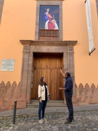 Comienza la instalación de las obras de la exposición ‘Primavera Foto’ en las fachadas de las casas y edificios señoriales del casco histórico de Guía