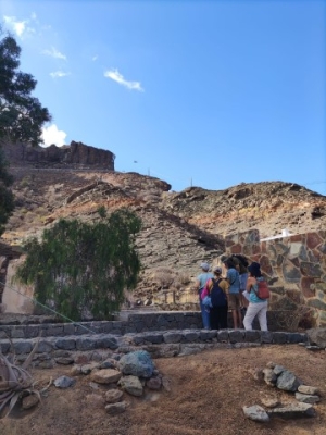 Alumnado moganero se acerca al patrimonio arqueológico de La Cañada de Los Gatos