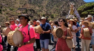 La ancestral herencia del tambor gomero centra la conferencia que imparte en el Teatro Cuyás el etnomusicólogo tinerfeño Ángel López