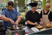 Los clientes de la Recova de Gáldar disfrutan de una jornada de cocina en vivo con recetas navideñas