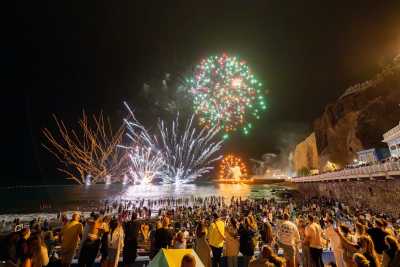 La Bahía de Sardina disfruta de una multitudinaria Noche de San Juan Marinero