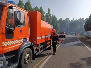 El concejal de Seguridad Ciudadana felicita a los miembros de Protección Civil que están colaborando en las operaciones del incendio