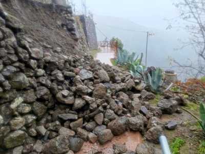 El Ayuntamiento de Gáldar interviene en múltiples desprendimientos en medianías tras las intensas lluvias