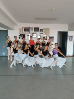 Las 15 bailarinas de la Escuela Municipal de Danza de Telde competirán este miércoles por el oro en Ávila, tanto en nivel intermedio como avanzado    El encuentro mundial de baile concentra a participantes de 25 países diferentes divididos en equipo