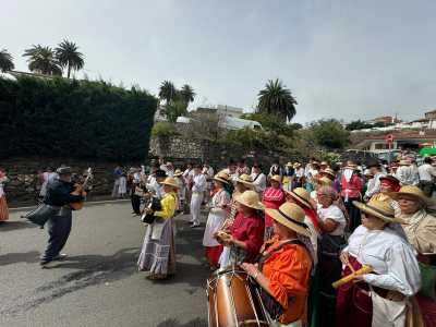 Los mayores de Telde sorprenden al alcalde con una isa de agradecimiento tras su participación en la Romería del Pino