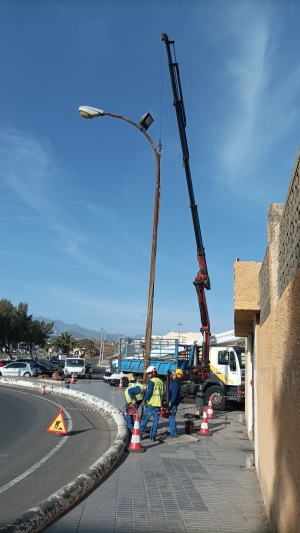 Alumbrado Público instala ocho farolas nuevas en la rotonda junto al colegio La Garita