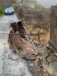 Las lluvias en Telde ocasionan el hundimiento de una calle en La Higuera Canaria, fuertes escorrentías que llegan a las playas y cortes de luz