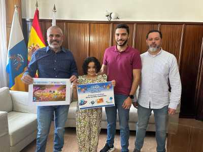 El alcalde de Guía entrega a Alma Gordillo su premio como finalista del concurso de dibujo de Aqualia