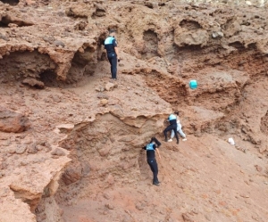 La Policía Local de Gáldar rescata a tres mujeres atrapadas en la costa por la subida de la marea