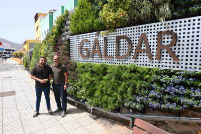 Un jardín vertical embellece la entrada a la ciudad junto a los lavaderos de Rojas