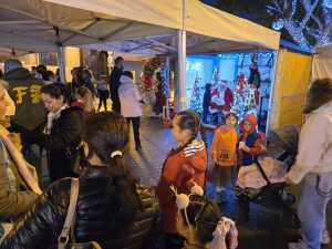 Papá Noel y sus elfos llenan de ilusión la plaza de San Gregorio