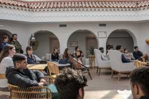 nalia Bueno acompaña al alumnado del IES Faro de Maspalomas en una jornada de orientación profesional en el Hotel Livvo Puerto de Mogán