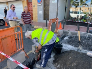 El Ayuntamiento mejora la accesibilidad en un paso de peatones de La Pardilla