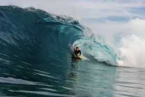 El campeón mundial de ‘bodyboard’ comparte su largo camino hacia el triunfo mientras estudiaba una carrera