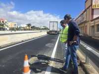 Vías y Obras media en el asfaltado del vial de enlace entre la GC-1 y el antiguo Ikea tras más de veinte años de abandono